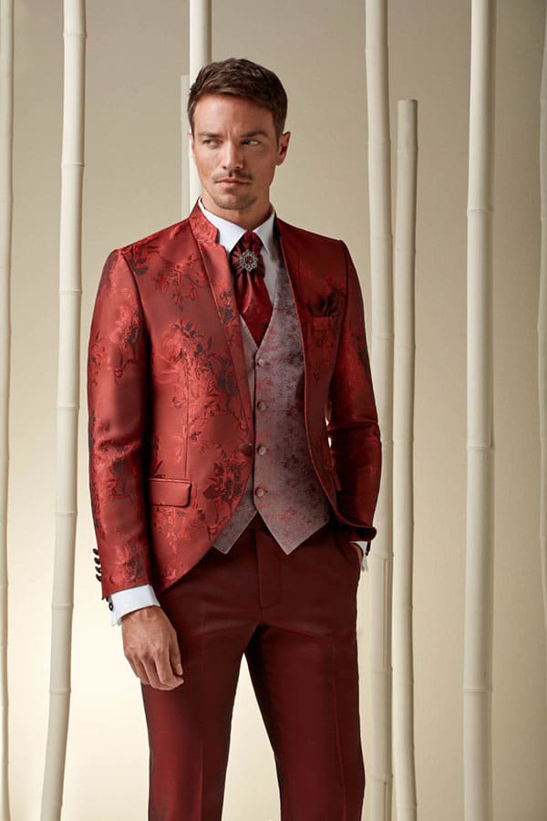 Photo d'un costume mao brochet rouge