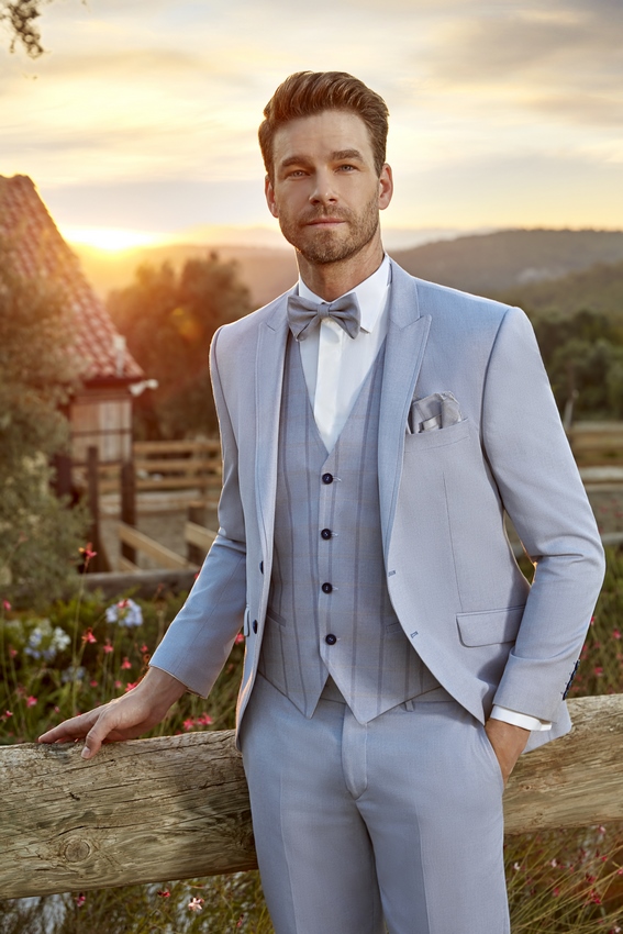 Costume bohème bleu ciel avec gilet motif carreaux