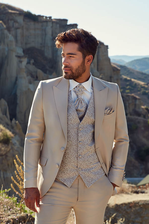 Costume de mariage beige et dorée