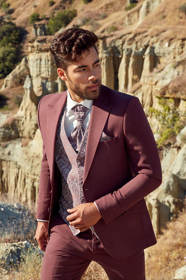 Costume de marié bordeaux clair
