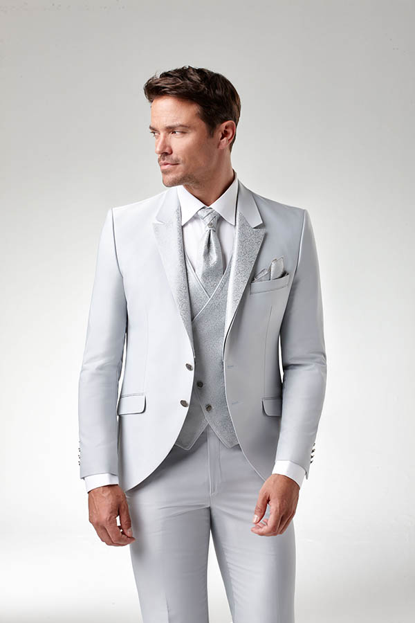 Costume homme gris clair gilet et cravalière faconnés