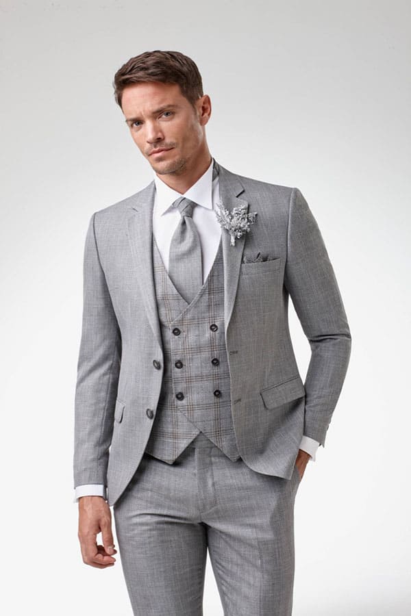 Photo d'un costume 4 pièces gris