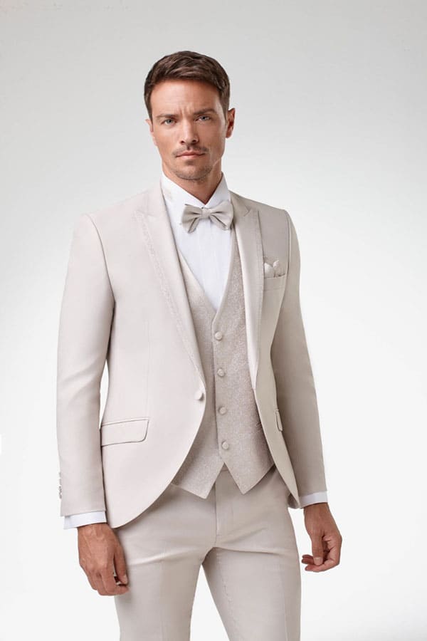 Photo d'un costume de cérémonie beige clair
