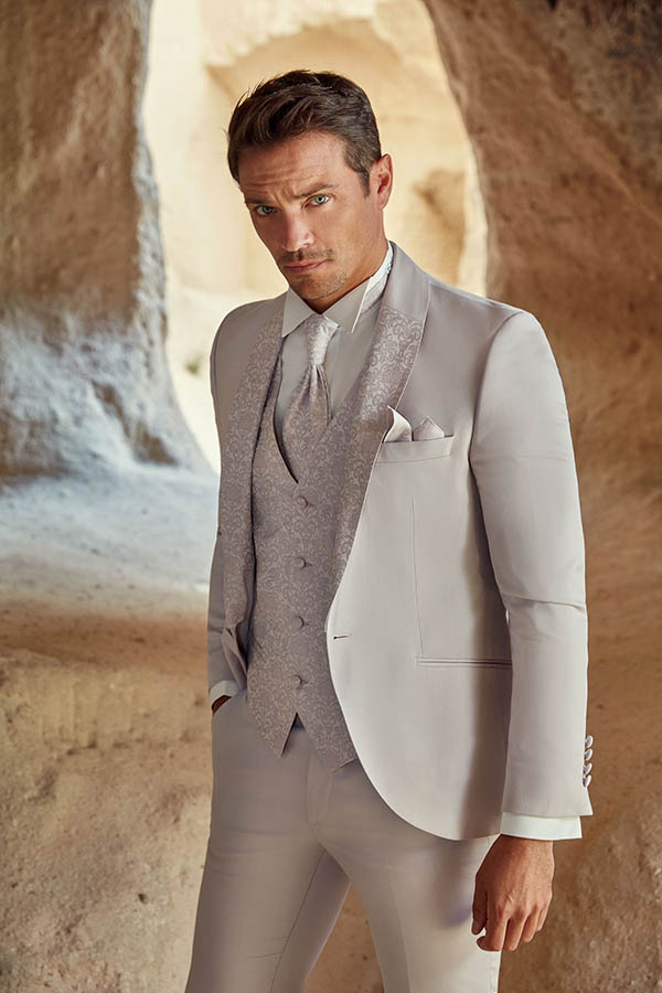 Costume mariage beige gilet et cravalière imprimés