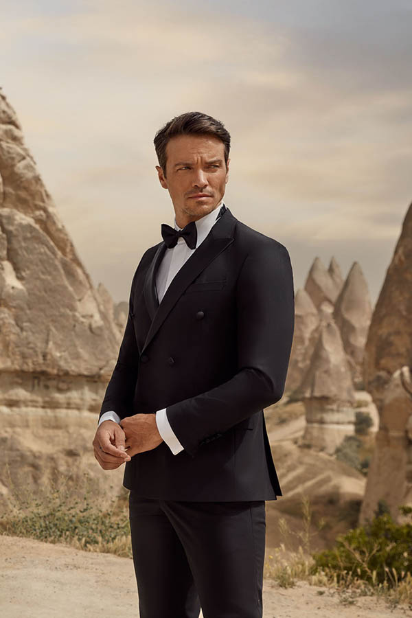 Smoking noir style `James bond`