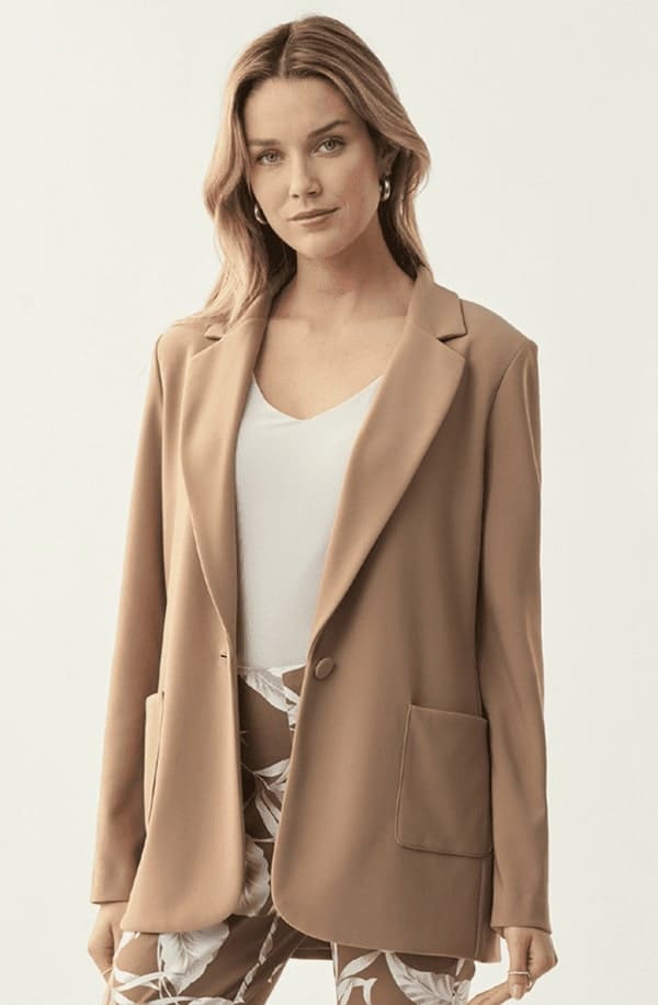Photo blazer beige foncé manche longue